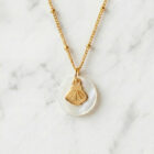 Collier nacre coquille Saint-Jacques en laiton doré — collection Mers et océans — fond blanc 01, Les Naturalistes