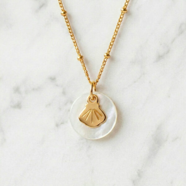 Collier nacre coquille Saint-Jacques en laiton doré — collection Mers et océans — fond blanc 01, Les Naturalistes