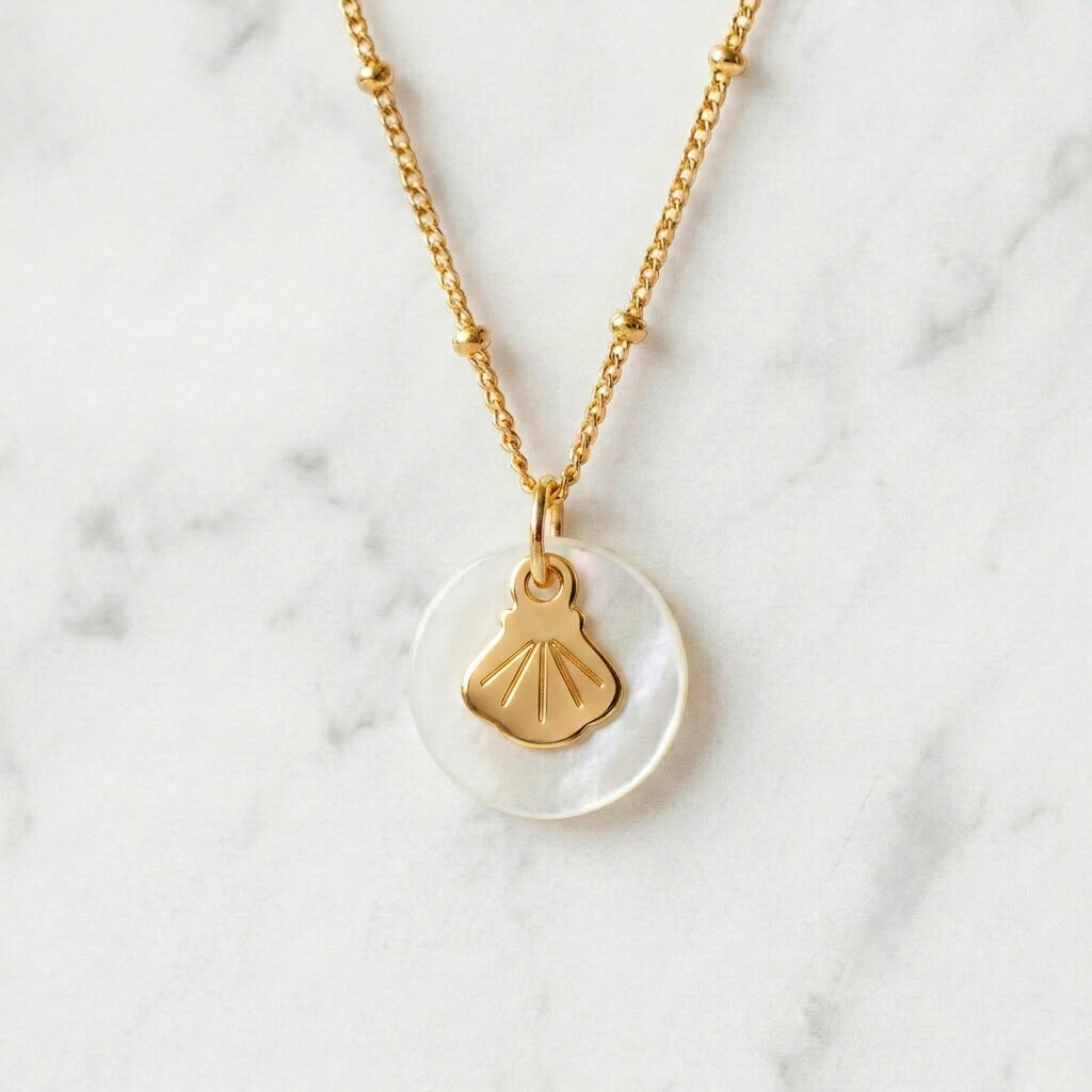 collier-pampille-nacre-coque-laiton-dore-les-naturalistes-fb01 Collier nacre coquille Saint-Jacques en laiton doré — collection Mers et océans — fond blanc 01, Les Naturalistes