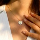 Collier nacre coquille Saint-Jacques en laiton doré — collection Mers et océans — porté 01, Les Naturalistes