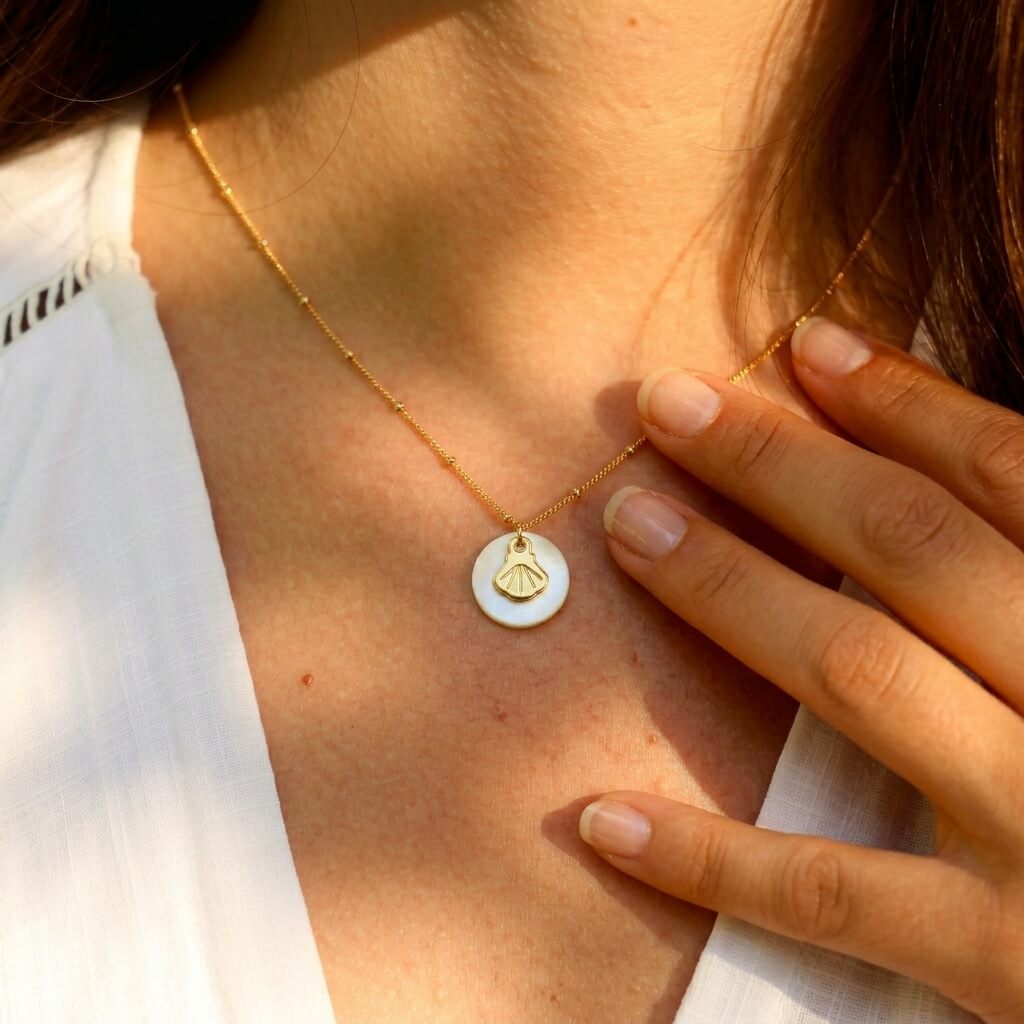 Collier nacre coquille Saint-Jacques en laiton doré — collection Mers et océans — porté 01, Les Naturalistes
