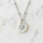 Collier nacre coquelicot en laiton argenté — collection Jungles et forêt — fond blanc 01, Les Naturalistes