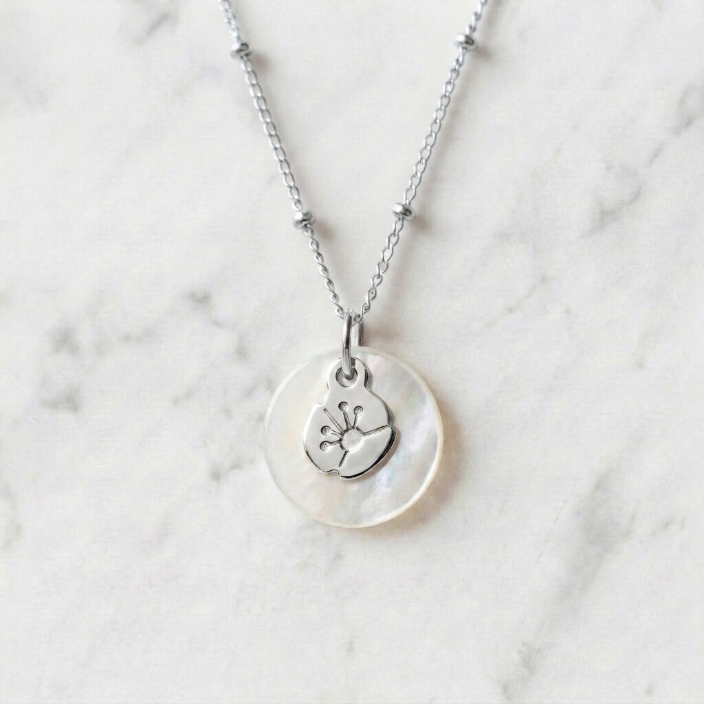 Collier nacre coquelicot en laiton argenté — collection Jungles et forêt — fond blanc 01, Les Naturalistes