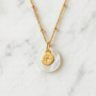 Collier nacre coquelicot en laiton doré — collection Jungles et forêts — fond blanc 01, Les Naturalistes