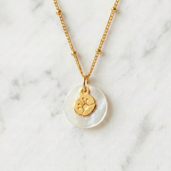 Collier nacre coquelicot en laiton doré — collection Jungles et forêts — fond blanc 01, Les Naturalistes