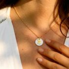 Collier nacre coquelicot en laiton doré — collection Jungles et forêts — porté 01, Les Naturalistes