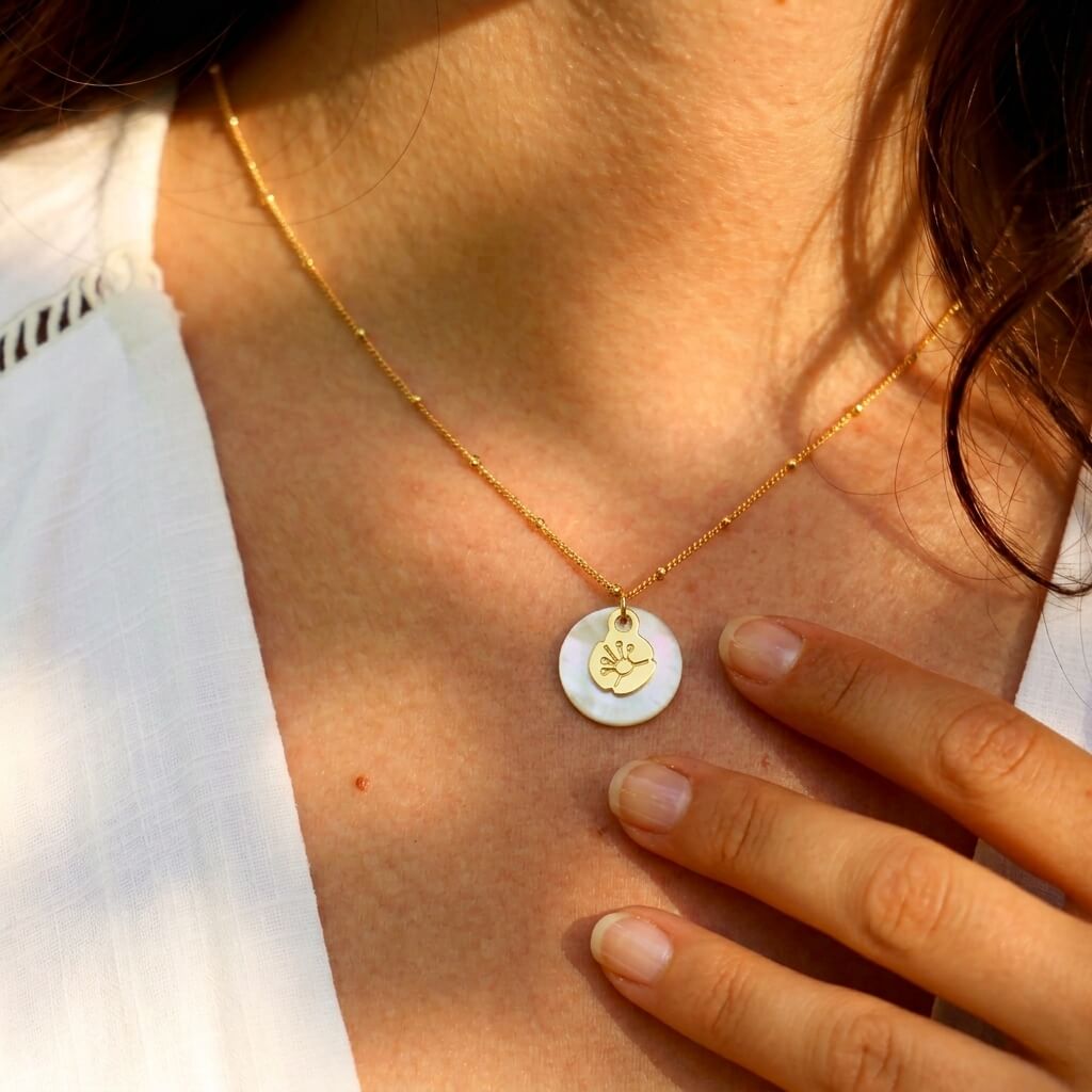 Collier nacre coquelicot en laiton doré — collection Jungles et forêts — porté 01, Les Naturalistes