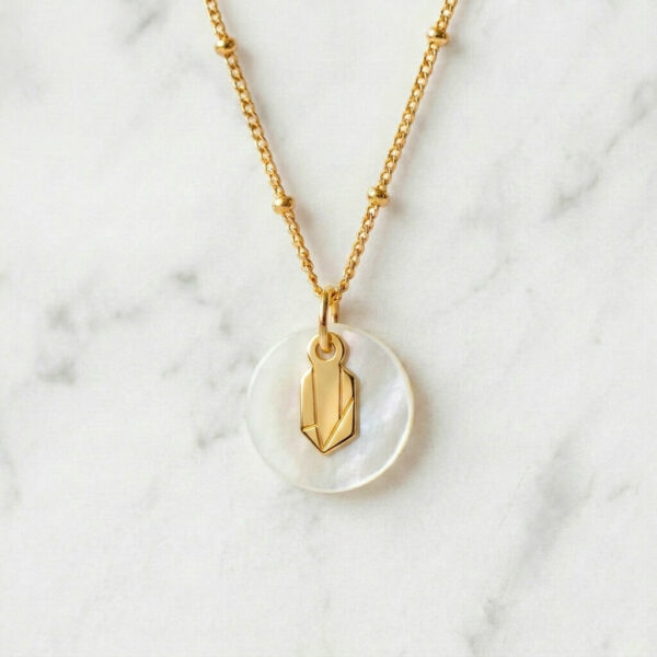 Collier nacre cristal en laiton doré — collection Cosmos / Jungles et forêts — fond blanc 01, Les Naturalistes