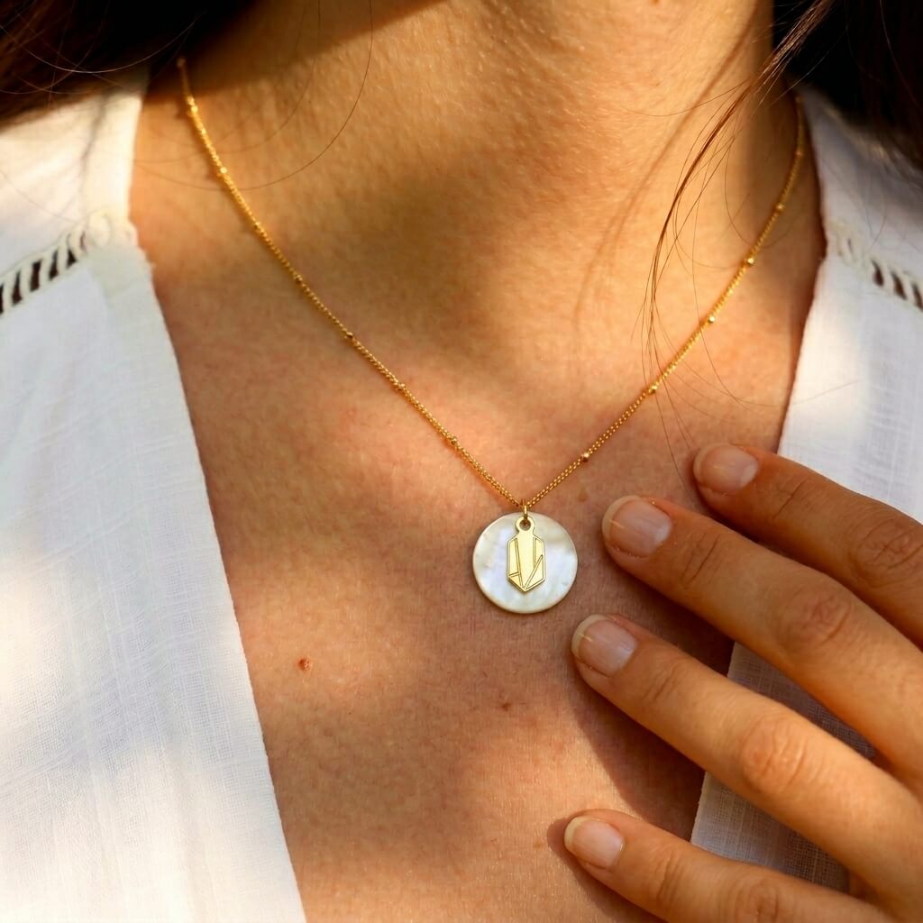 Collier nacre cristal en laiton doré — collection Cosmos / Jungles et forêts — porté 01, Les Naturalistes