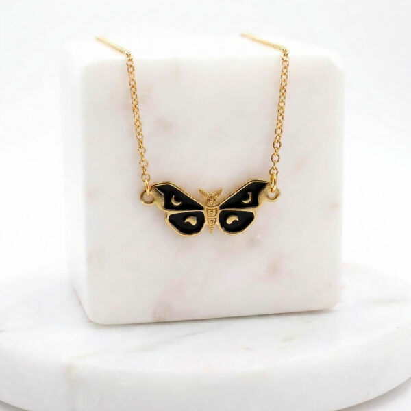 Collier papillon en laiton doré et émail — collection Jungles et forêts — fond blanc 01, Les Naturalistes