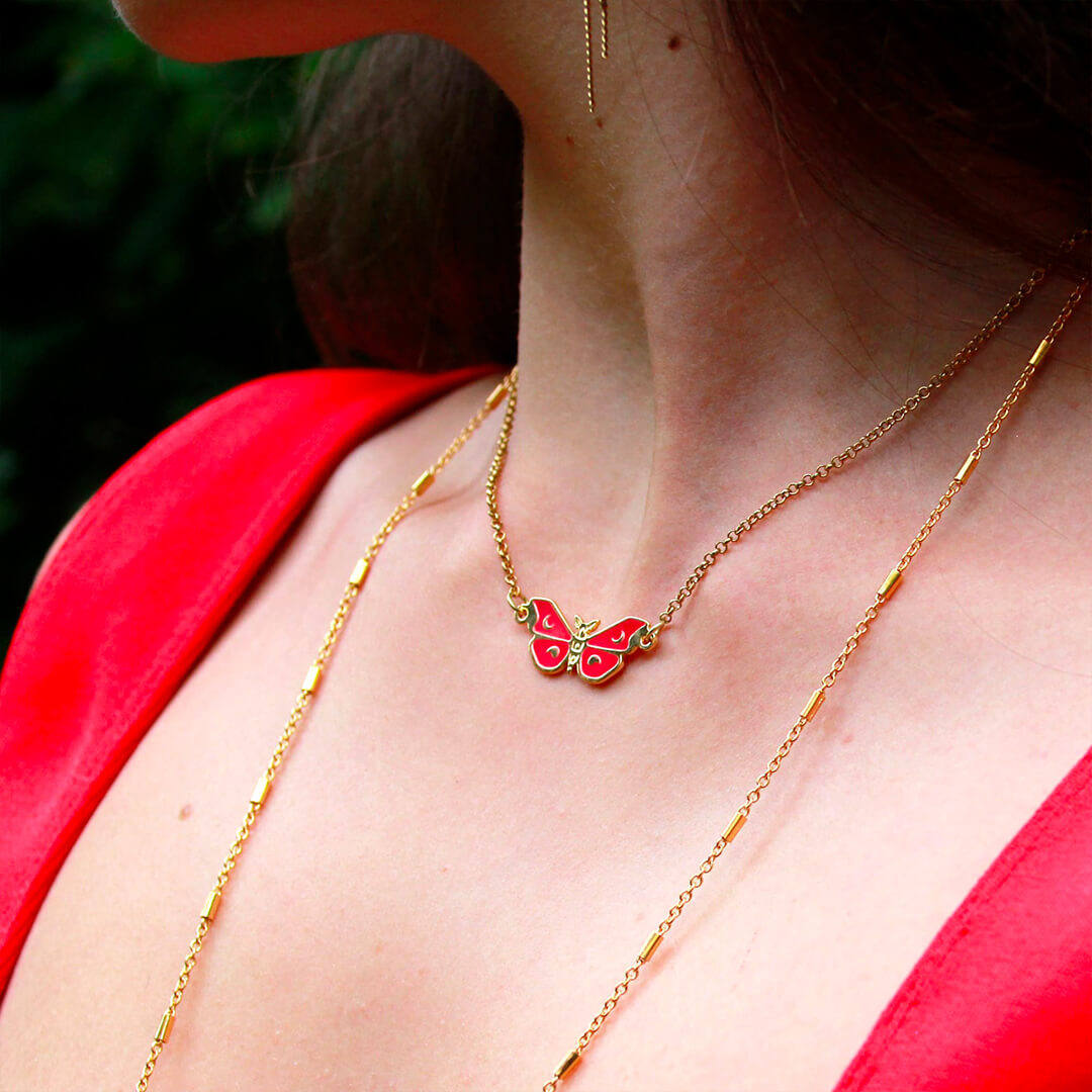 Collier papillon en laiton doré et émail rouge — collection jungles et forets — porté 01, Les Naturalistes