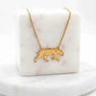 Collier smilodon en laiton doré — collection Préhistoire — fond blanc 01, Les Naturalistes