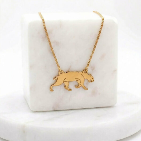 Collier smilodon en laiton doré — collection Préhistoire — fond blanc 01, Les Naturalistes