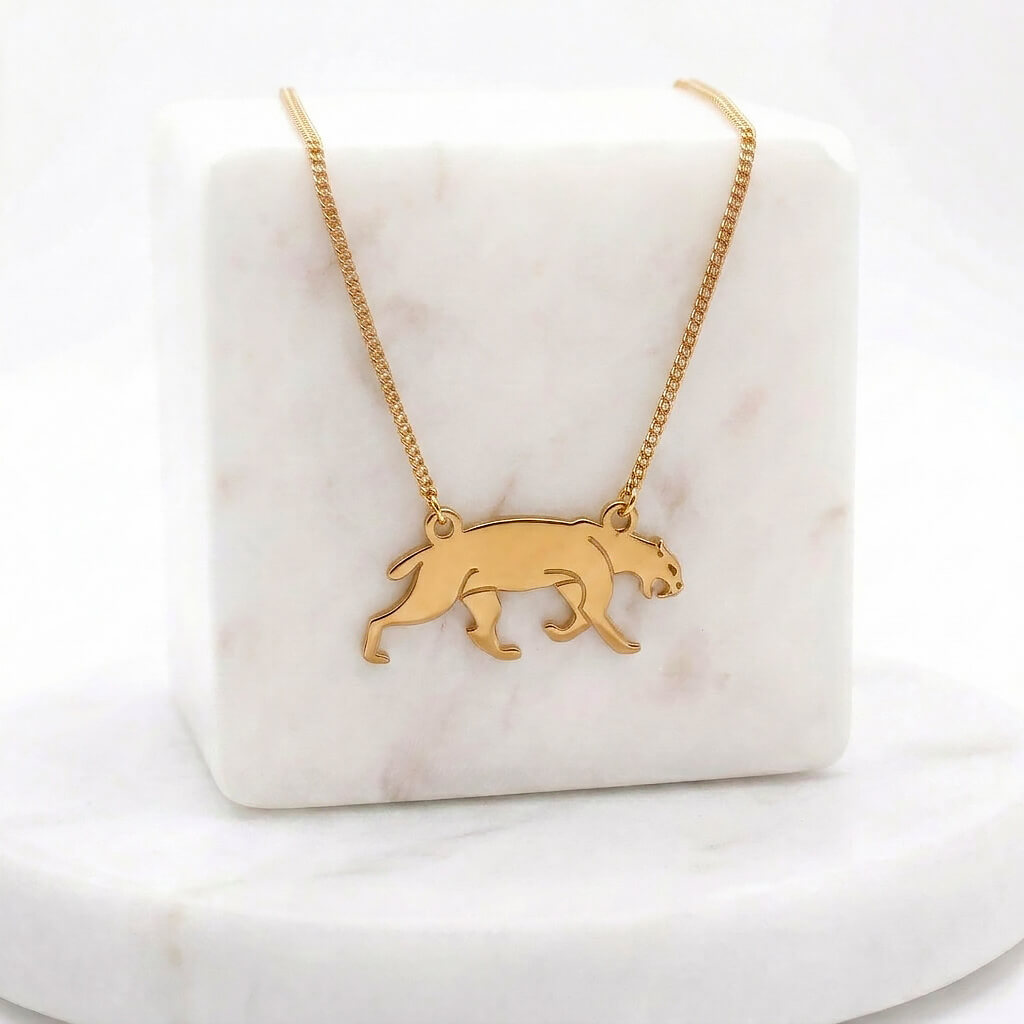 collie-smilodon-prehistoire-laiton-dore-les-naturalistes-fb03 Collier smilodon en laiton doré — collection Préhistoire — fond blanc 01, Les Naturalistes