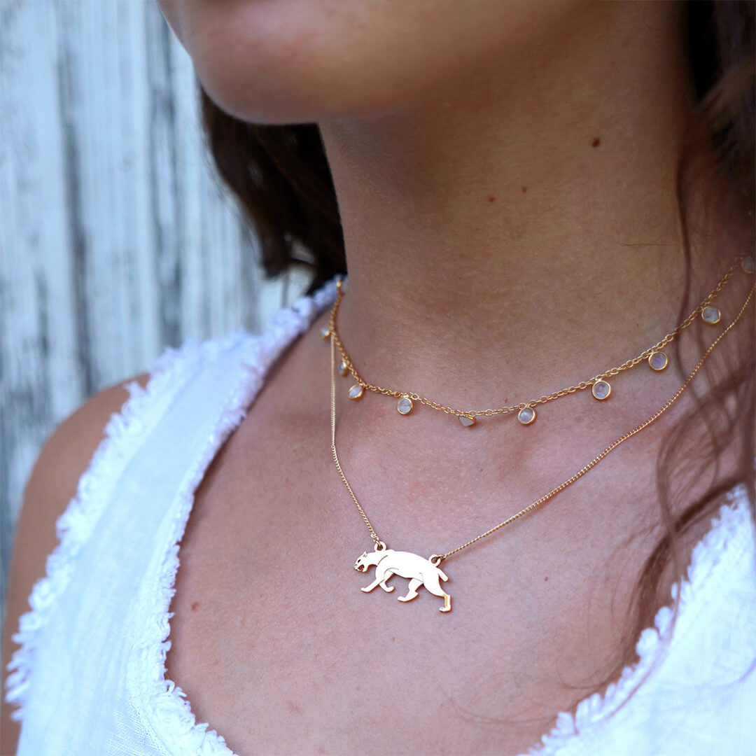 Collier smilodon en laiton doré — collection Préhistoire — porté 01, Les Naturalistes