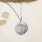 Collier médaille cheval en laiton argenté — collection Préhistoire — fond blanc 01, Les Naturalistes