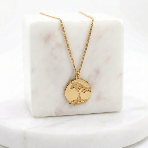 Collier cheval médaille en laiton doré — collection Préhistoire — fond blanc 01, Les Naturalistes