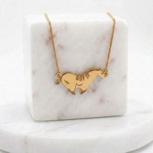 Collier cheval en laiton doré — collection Préhistoire — fond blanc 01, Les Naturalistes