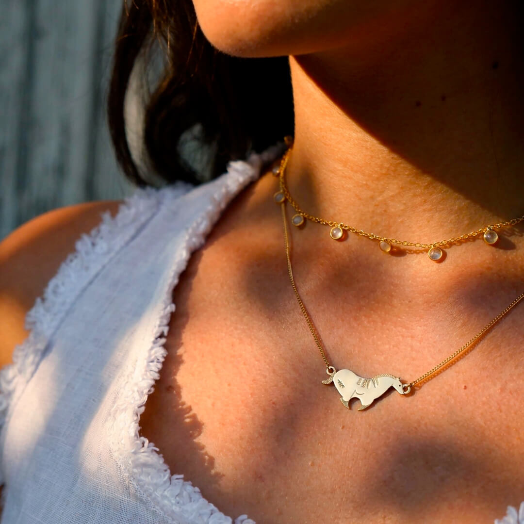 Collier cheval en laiton doré — collection Préhistoire — porté 01, Les Naturalistes