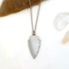 Collier flèche en laiton argenté — collection Préhistoire — fond blanc 01, Les Naturalistes