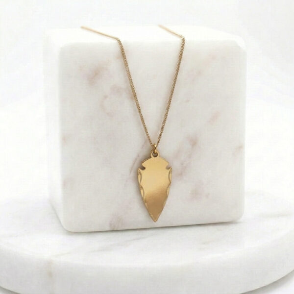 Collier flèche en laiton doré — collection Préhistoire — fond blanc 01, Les Naturalistes