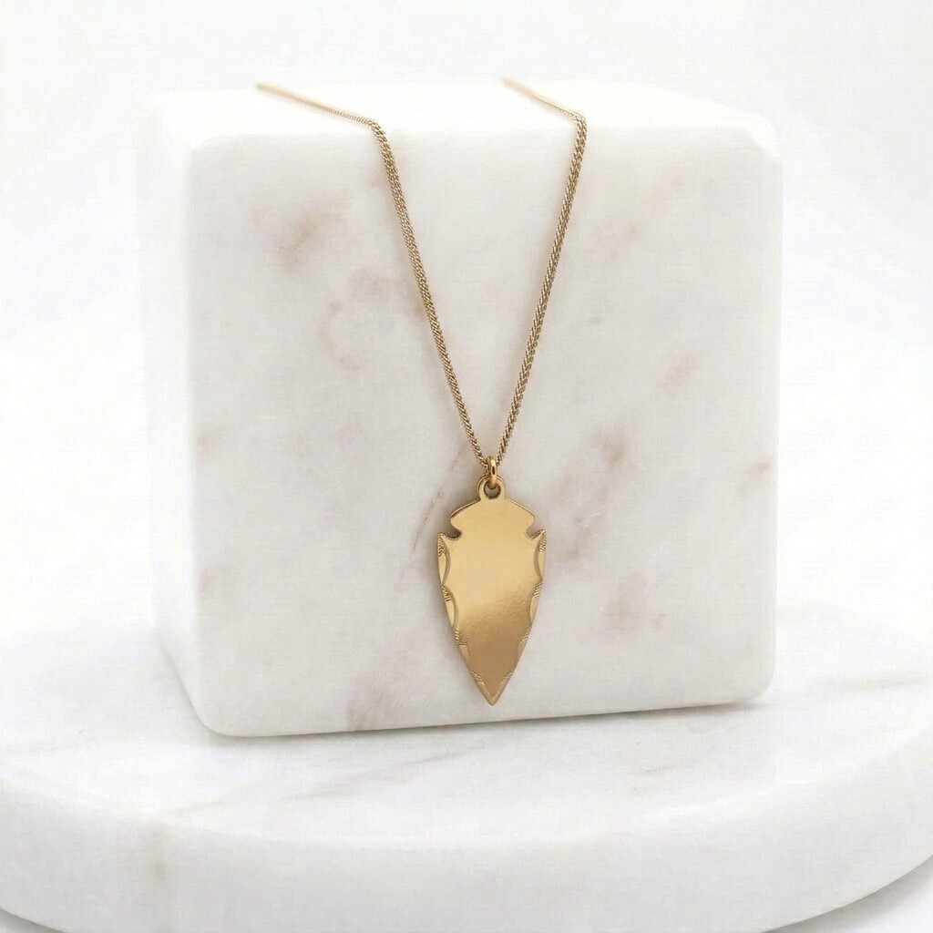 collier-fleche-prehistoire-laiton-dore-les-naturalistes-fb02 Collier flèche en laiton doré — collection Préhistoire — fond blanc 01, Les Naturalistes