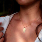 Collier flèche en laiton doré — collection Préhistoire — porté 01, Les Naturalistes