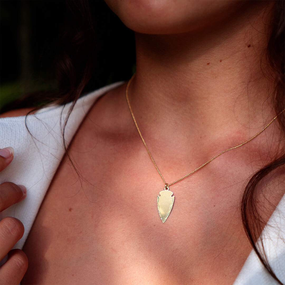 Collier flèche en laiton doré — collection Préhistoire — porté 01, Les Naturalistes