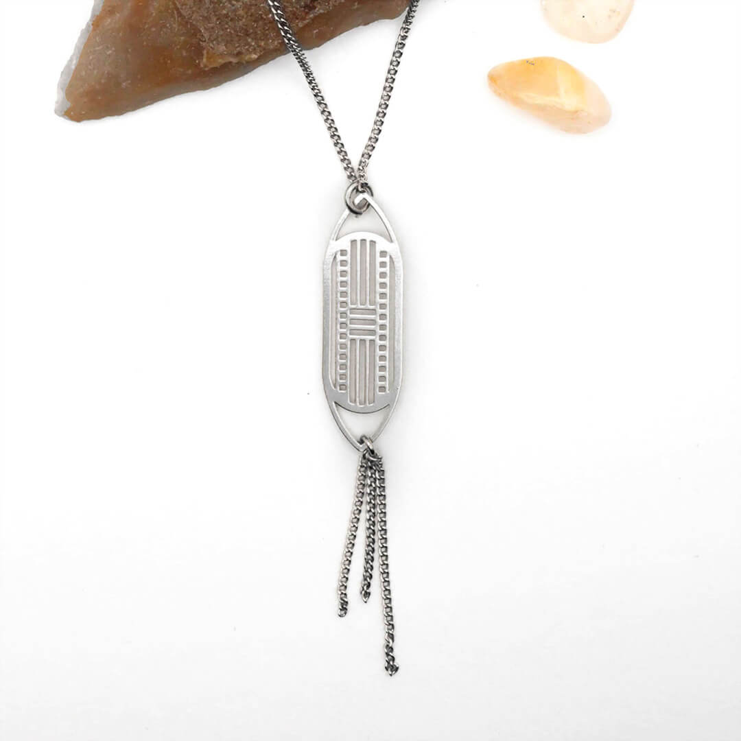 Collier Lalinde en laiton argenté — collection Préhistoire — fond blanc 01, Les Naturalistes