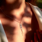 Collier Lalinde en laiton doré — collection Préhistoire — porté 01, Les Naturalistes