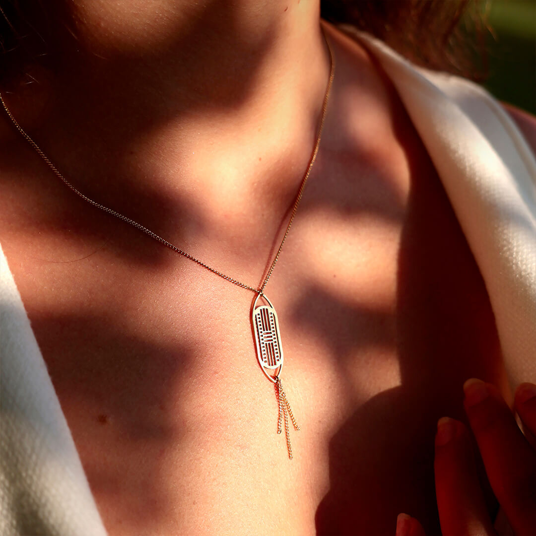 Collier Lalinde en laiton doré — collection Préhistoire — porté 01, Les Naturalistes