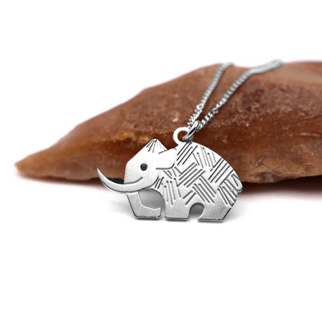 Collier mammouth en laiton argenté — collection Préhistoire — nature morte 01, Les Naturalistes