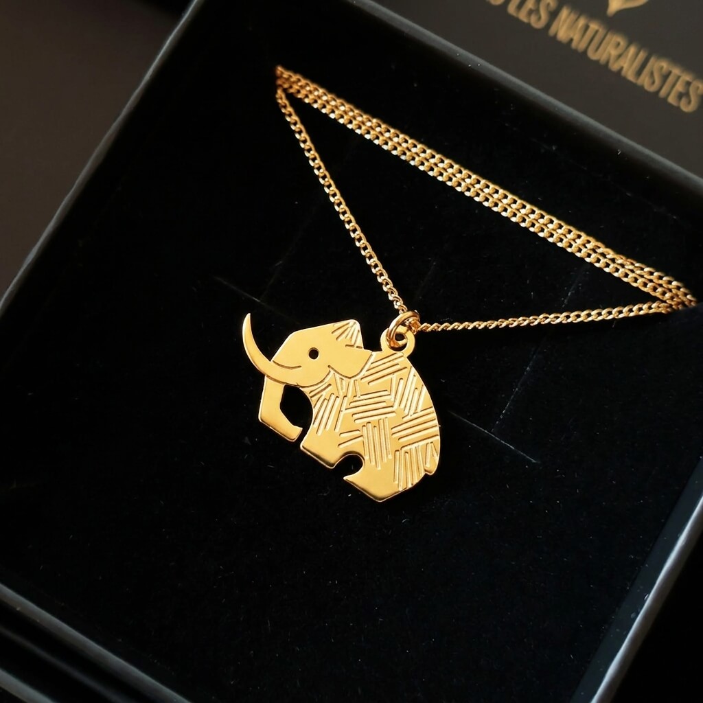 Collier mammouth en laiton doré — collection Préhistoire — nature morte 01, Les Naturalistes