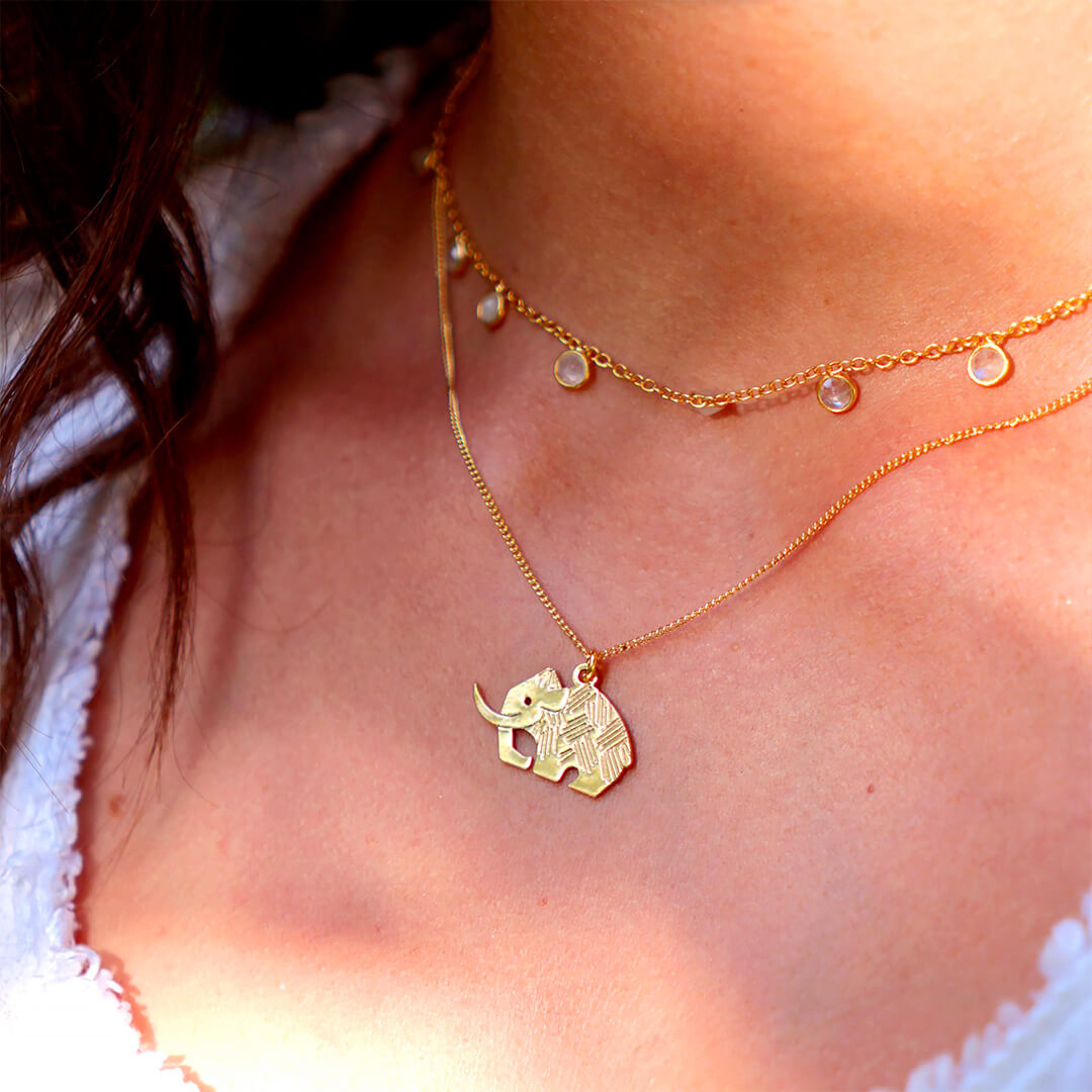 Collier mammouth en laiton doré — collection Préhistoire — porté 01, Les Naturalistes