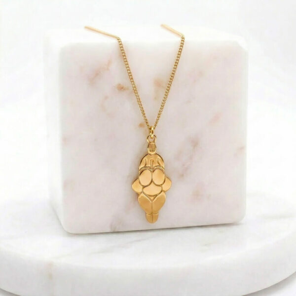 Collier venus en laiton doré — collection Préhistoire — fond blanc 01, Les Naturalistes