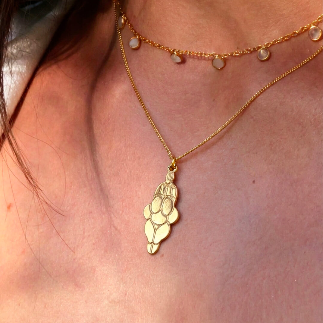 Collier vénus en laiton doré — collection Préhistoire — porté 01, Les Naturalistes