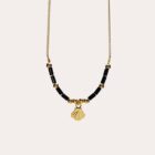 Collier horizon coquille Saint-Jacques et onyx en laiton doré — collection Mers et océans — fond blanc 04, Les Naturalistes