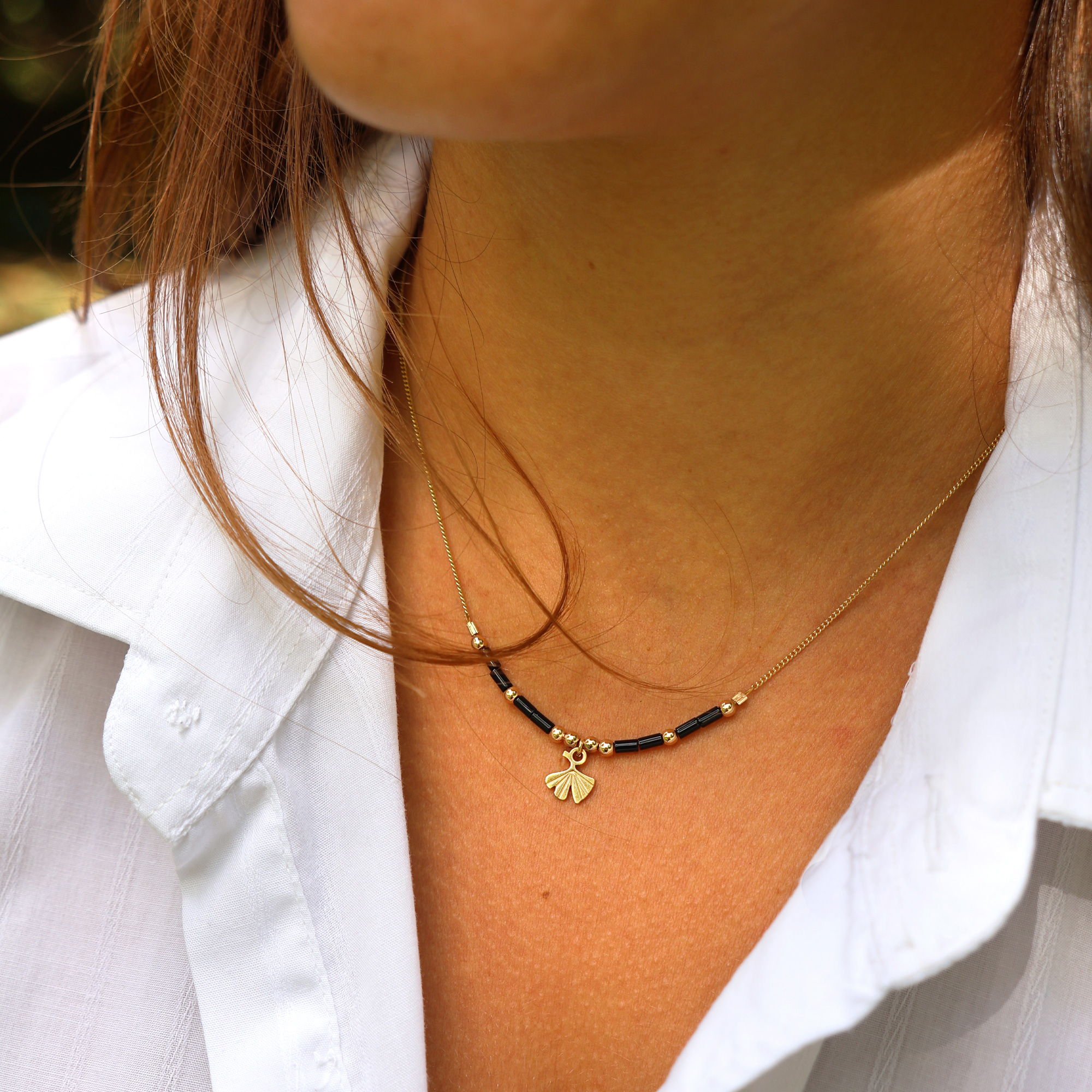 Collier horizon ginkgo et onyx en laiton doré — collection Jungles et forêts — porté 02, Les Naturalistes