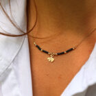 Collier horizon ginkgo et onyx en laiton doré — collection Jungles et forêts — porté 01, Les Naturalistes
