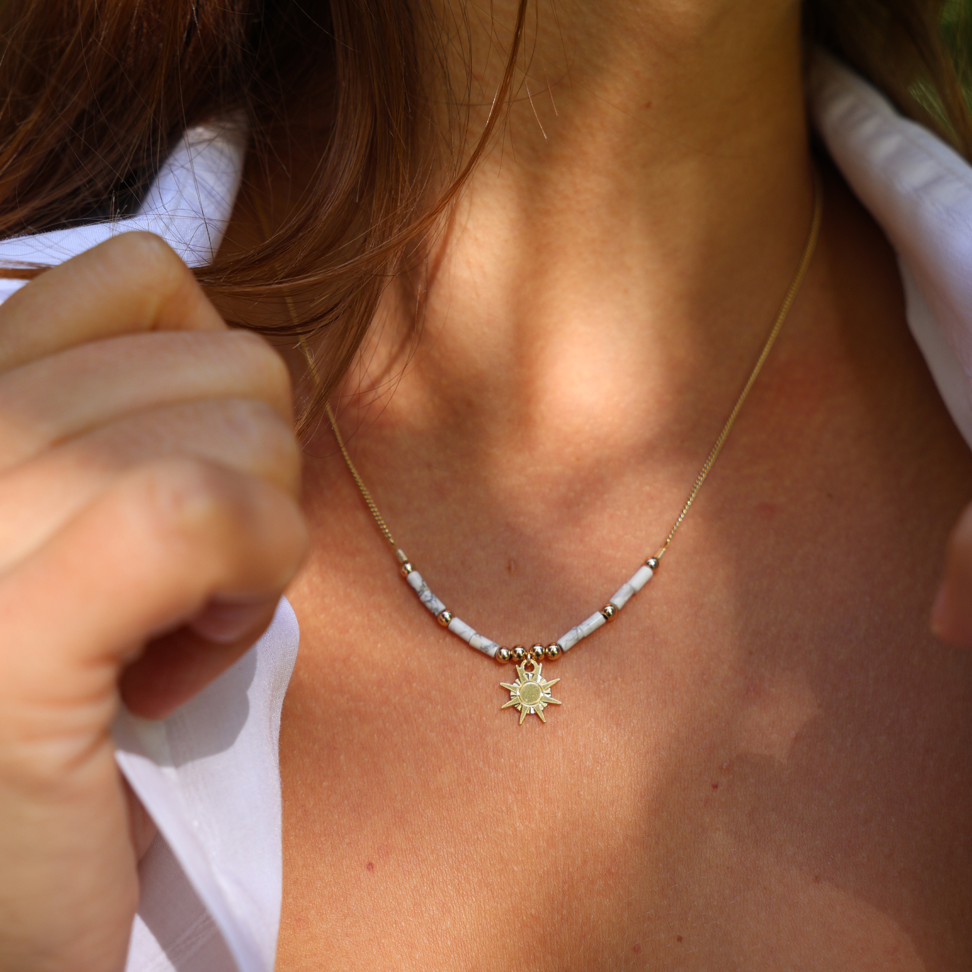 Collier horizon soleil et howlite en laiton doré — collection Cosmos — porté 01, Les Naturalistes