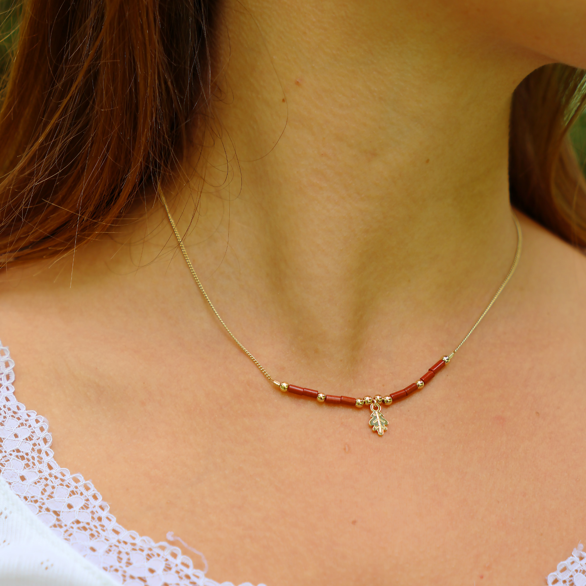 Collier horizon feuille de chêne et jaspe rouge en laiton doré — collection Jungles et forêts — porté 02, Les Naturalistes