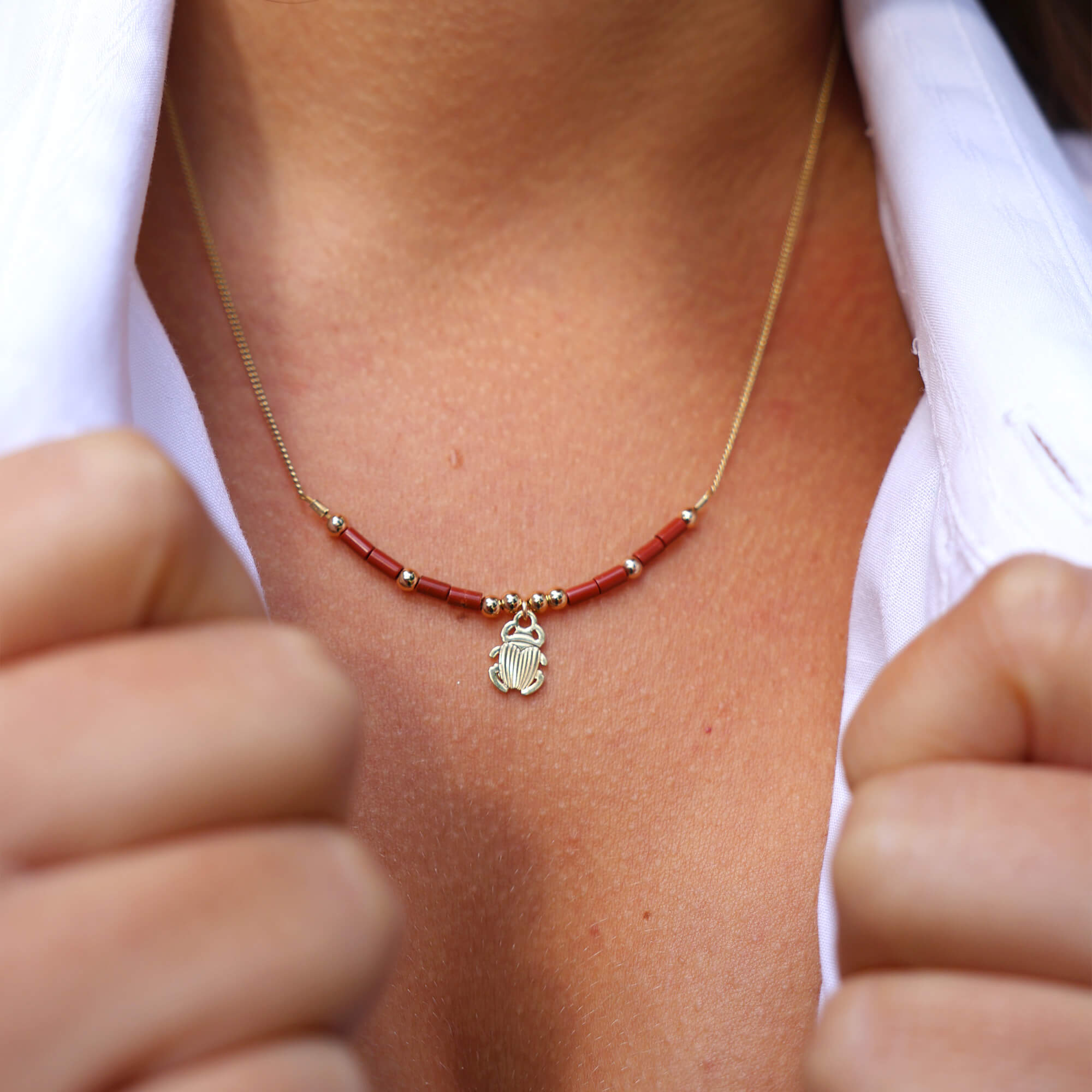 Collier horizon scarabée et jaspe rouge en laiton doré — collection Jungles et forêts — porté 01, Les Naturalistes