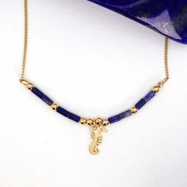 Collier horizon hippocampe et lapis lazulis en laiton doré — collection Mers et océans — fond blanc 02, Les Naturalistes