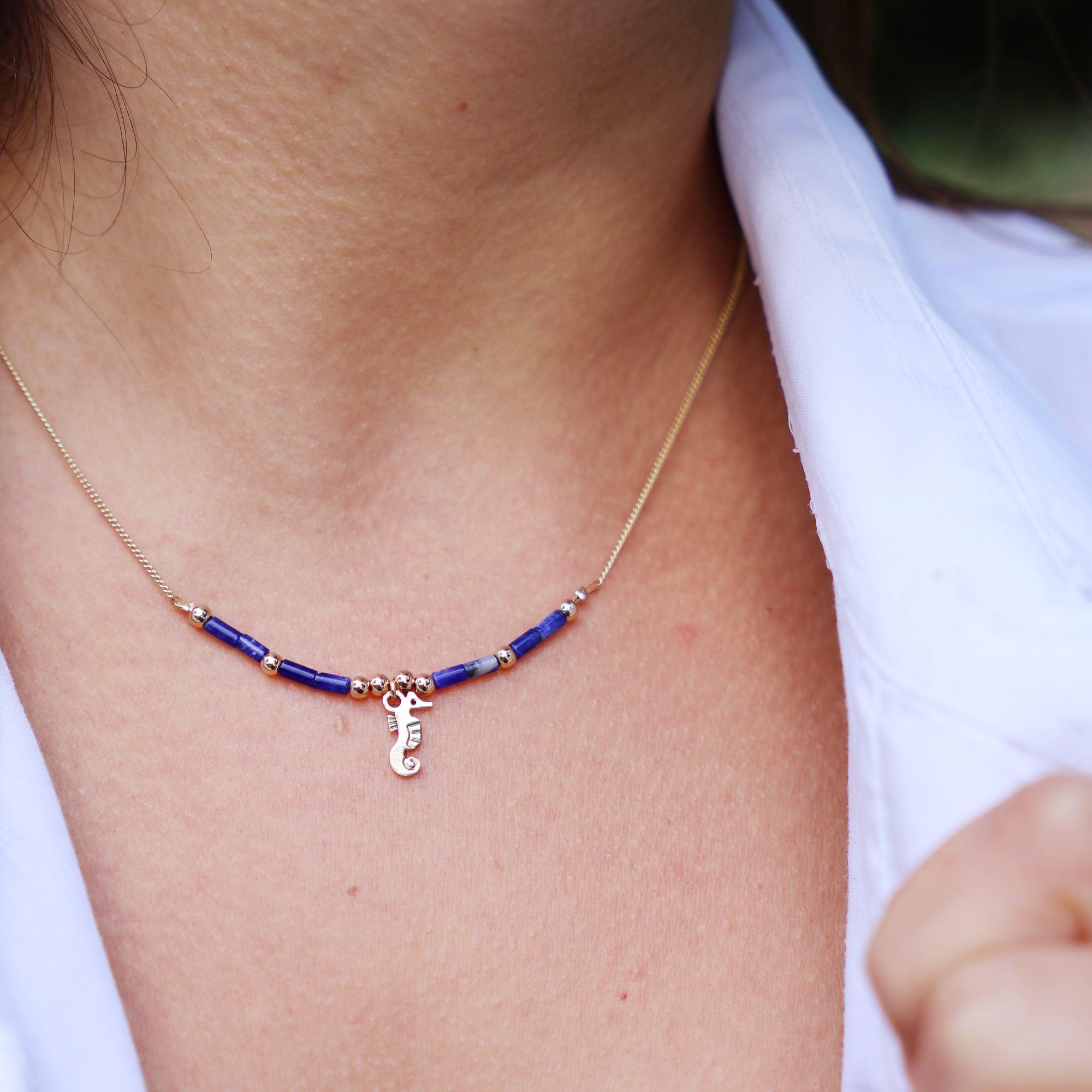 Collier horizon hippocampe et lapis lazulis en laiton doré — collection Mers et océans — porté 01, Les Naturalistes