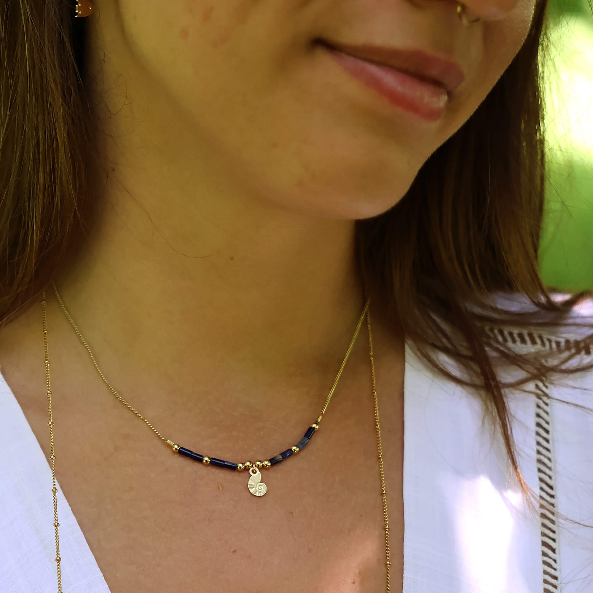 Collier horizon nautile et lapis lazulis en laiton doré — collection Mers et océans — porté 03, Les Naturalistes