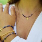 Collier horizon nautile et lapis lazulis en laiton doré — collection Mers et océans — porté 01, Les Naturalistes