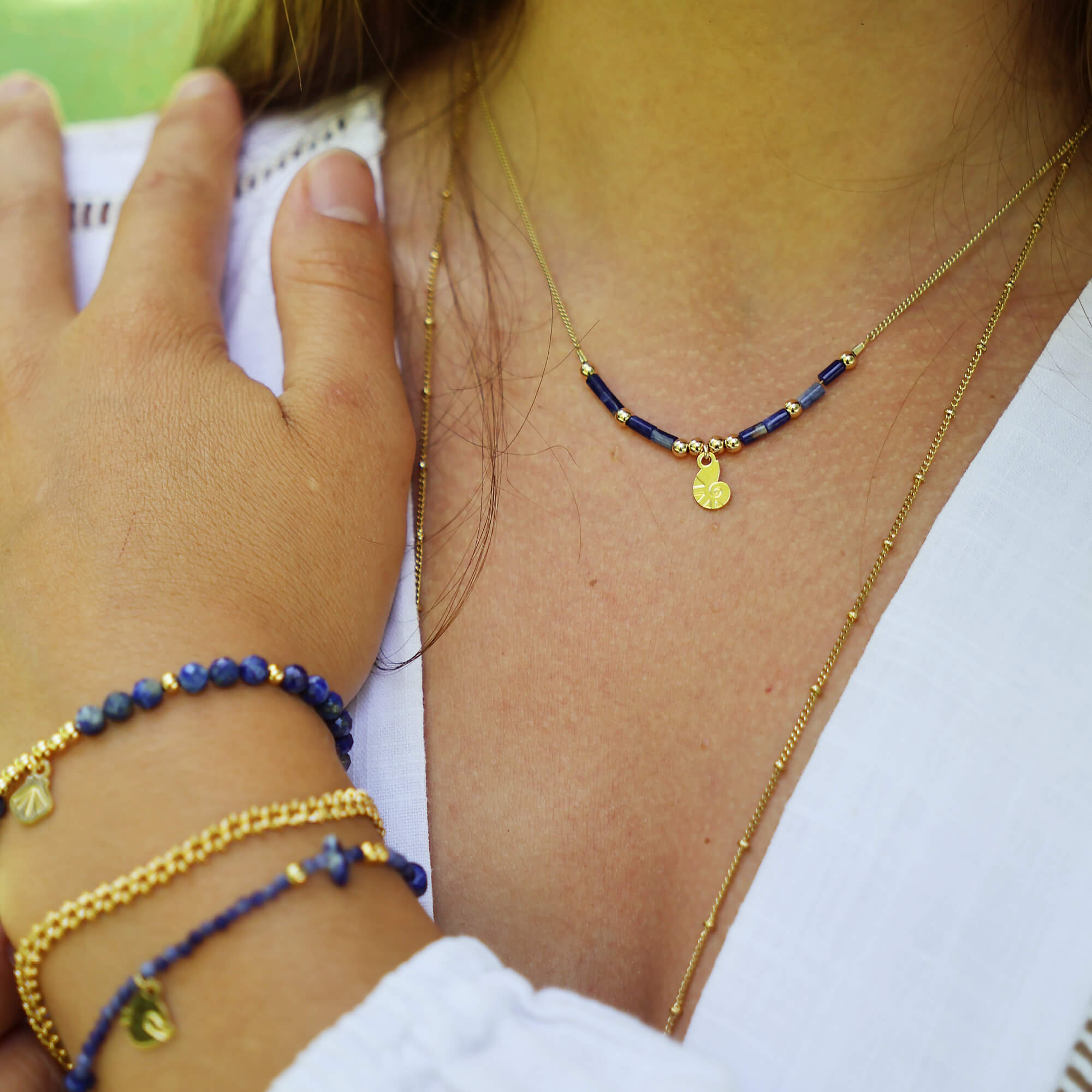 Collier horizon nautile et lapis lazulis en laiton doré — collection Mers et océans — porté 01, Les Naturalistes