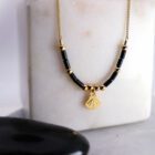 Collier horizon coquille Saint-Jacques et onyx en laiton doré — collection Mers et océans — fond blanc 01, Les Naturalistes