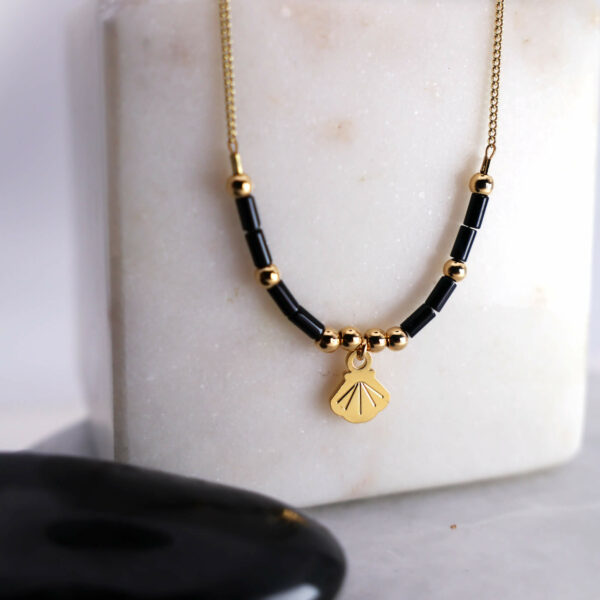 Collier horizon coquille Saint-Jacques et onyx en laiton doré — collection Mers et océans — fond blanc 01, Les Naturalistes