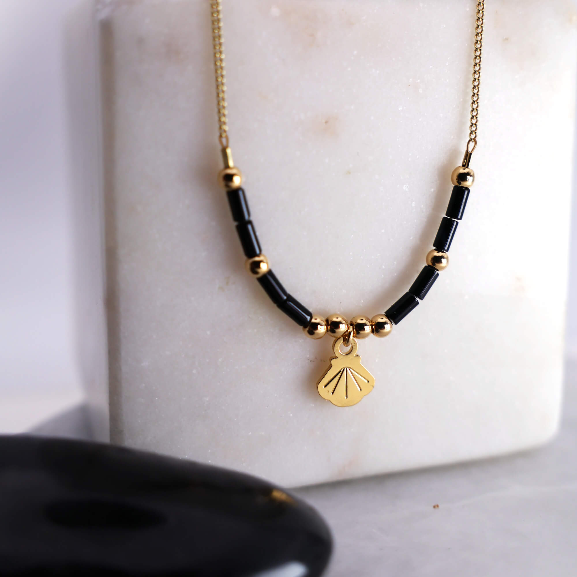 Collier horizon coquille Saint-Jacques et onyx en laiton doré — collection Mers et océans — fond blanc 01, Les Naturalistes